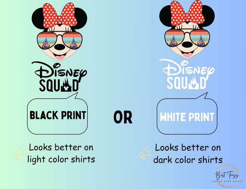 Puede incluir: Un dise&ntilde;o gr&aacute;fico con una imagen de dibujos animados de Mickey Mouse con gafas de sol con el texto Disney Squad y un gr&aacute;fico de castillo. El dise&ntilde;o est&aacute; disponible en impresi&oacute;n negra o blanca. El texto debajo de la imagen indica que la impresi&oacute;n negra se ve mejor en camisas de color claro y la impresi&oacute;n blanca se ve mejor en camisas de color oscuro.