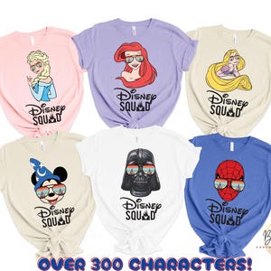 Puede incluir: Seis camisetas diferentes con personajes de Disney que llevan gafas de sol. Los personajes incluyen Mickey Mouse, Ariel, Elsa, Rapunzel, Darth Vader y Spiderman. Cada camiseta tiene el texto "Disney Squad" impreso.