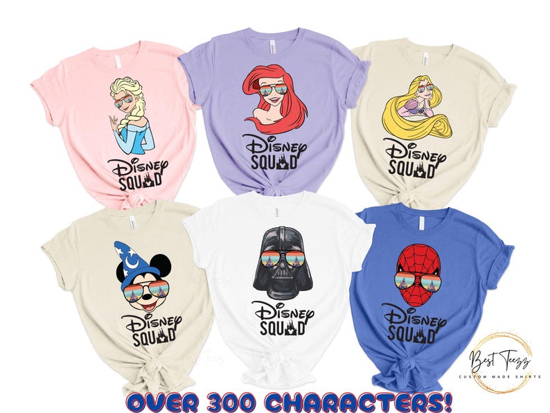 Puede incluir: Seis camisetas diferentes con personajes de Disney que llevan gafas de sol. Los personajes incluyen Mickey Mouse, Ariel, Elsa, Rapunzel, Darth Vader y Spiderman. Cada camiseta tiene el texto "Disney Squad" impreso.
