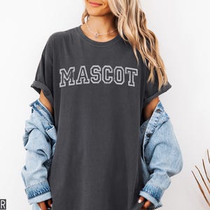 Camiseta Comfort Colors con mascota personalizada, camiseta de regreso a clases, camiseta personalizada para el espíritu de equipo, camiseta estilo preppy para el día del partido, camiseta con la mascota del equipo, camiseta con el logo de la escuela imagen 7