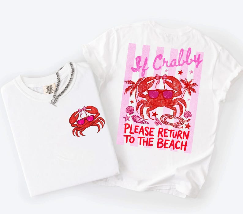K&ouml;nnte beinhalten: Zwei wei&szlig;e T-Shirts mit Krabbenmotiven. Ein Shirt hat eine kleine Krabbengrafik, das andere eine gr&ouml;&szlig;ere Krabbengrafik mit dem Text "If Crabby Please Return to the Beach". Die Krabbe tr&auml;gt eine Sonnenbrille.