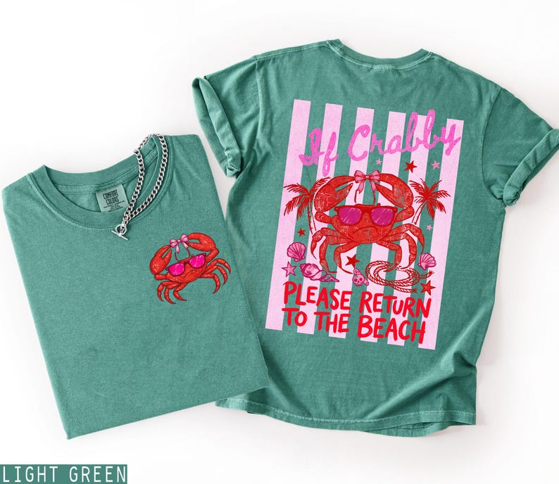 K&ouml;nnte beinhalten: Zwei hellgr&uuml;ne T-Shirts. Eines hat eine kleine Krabben-Grafik mit Sonnenbrille. Das andere hat eine gro&szlig;e Krabben-Grafik mit Sonnenbrille, Palmen und dem Text "If Crabby Please Return To The Beach."