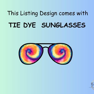 Puede incluir: Gafas de sol con lentes te&ntilde;idas con tinte anudado. El texto "This Listing Design comes with TIE DYE SUNGLASSES" se muestra encima de las gafas de sol. Las lentes presentan un remolino de naranja, amarillo, morado y azul.