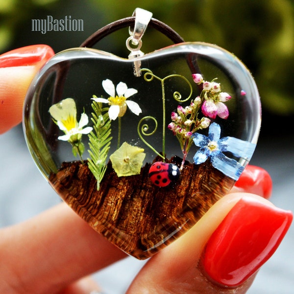 Resin wood necklace Real flowers Wooden resin Epoxy wood jewelry Wood jewelry Terrarium jewelry Gift for women Unique gift Secret world Oak