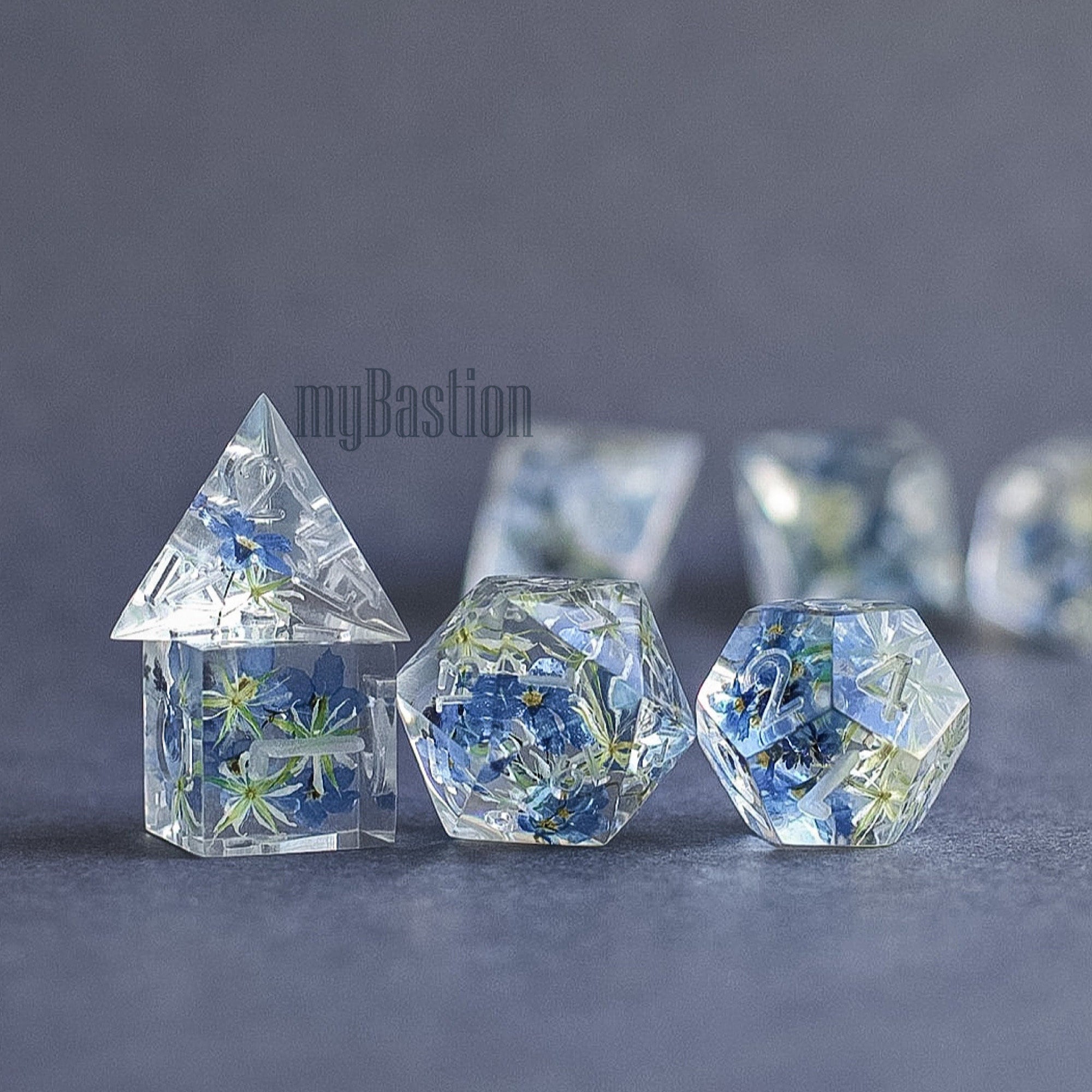 Zestaw kostek Flowers z Ukrainy z prawdziwym niezapominajką do gry Critical Role, zestaw kości z żywicy z ostrymi krawędziami do gry RPG Dungeons and Dragons