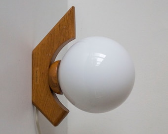 Lampada da parete vintage modernista postmoderna olandese degli anni '80 di Bony Design, in legno e sfera opalina