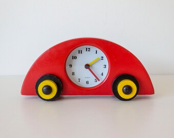 Orologio da tavolo al quarzo vintage Ikea in legno rosso per auto degli anni '80 - Stile Memphis Milano