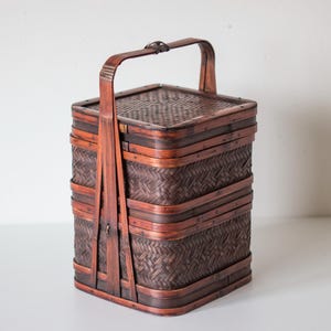 Cesto nuziale cinese antico – Rattan intrecciato a mano e legno laccato – Portavivande Peranakan dei primi del XX secolo