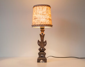 Lampada da tavolo vintage in legno decorato brutalista degli anni '60, stile totem scultoreo danese moderno della metà del secolo, stile brutalista spagnolo