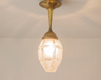 Elegancia Art Déco: lámpara colgante o empotrada francesa de latón dorado y vidrio grabado, años 30
