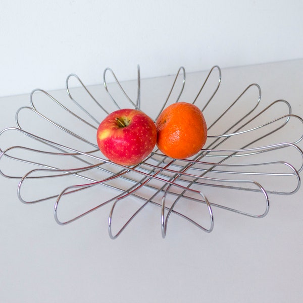 Vintage 1980s Chromed Metal Wire Fruit Bowl / Decorative Bowl