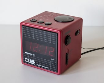Radio-réveil numérique rouge postmoderne des années 80 - AM/FM Würfel Uhrenradio CUBE Profitronic 100 (1986/1987) Allemagne