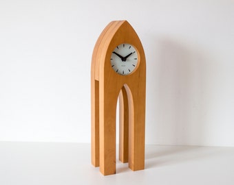 Reloj de mesa de madera "gótico" de diseño holandés posmoderno de los años 90 diseñado por Henk Heres para la colección de relojes Karlsson