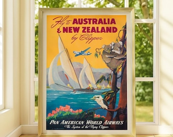 Può includere: Un poster di viaggio vintage incorniciato che pubblicizza voli per l'Australia e la Nuova Zelanda con Clipper. Il poster presenta barche a vela, un idrovolante, koala e un kookaburra. Il testo include "Fly to Australia & New Zealand by Clipper" e "Pan American World Airways".