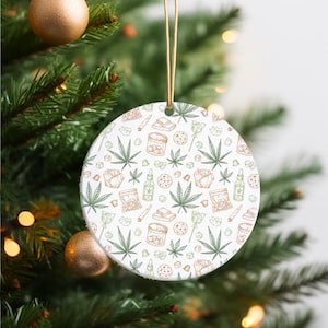 Adorno de cerámica para amantes del cannabis en Navidad, decoración navideña para fumadores, regalo festivo con forma de hoja de marihuana, decoración para árbol de Navidad con temática de marihuana.