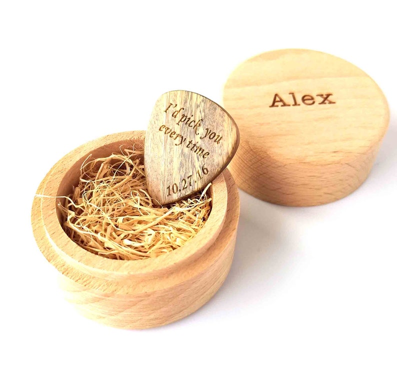 Personnalisé Personnalisé Bois Gravé Guitare Pick Boîte en Bois / Plectre en Bois Musicien Saint-Valentin Cadeau Cadeau de Noël image 4