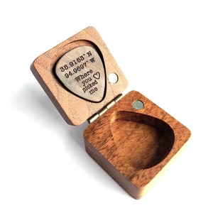 Personalizado grabado madera Guitarra Pick / Púa de madera Músico Regalo de San Valentín Regalo de Navidad Caja de madera para jugador de gurtar imagen 3