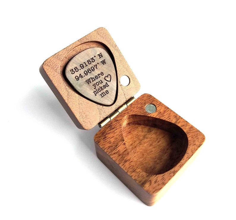 Personalizado grabado madera Guitarra Pick / Púa de madera Músico Regalo de San Valentín Regalo de Navidad Caja de madera para jugador de gurtar imagen 3