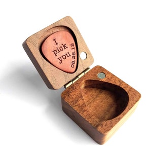 Personalizado grabado madera Guitarra Pick / Púa de madera Músico Regalo de San Valentín Regalo de Navidad Caja de madera para jugador de gurtar imagen 1