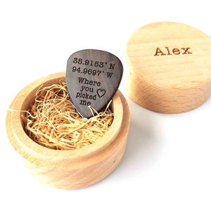 Personnalisé Personnalisé Bois Gravé Guitare Pick Boîte en Bois / Plectre en Bois Musicien Saint-Valentin Cadeau Cadeau de Noël image 3