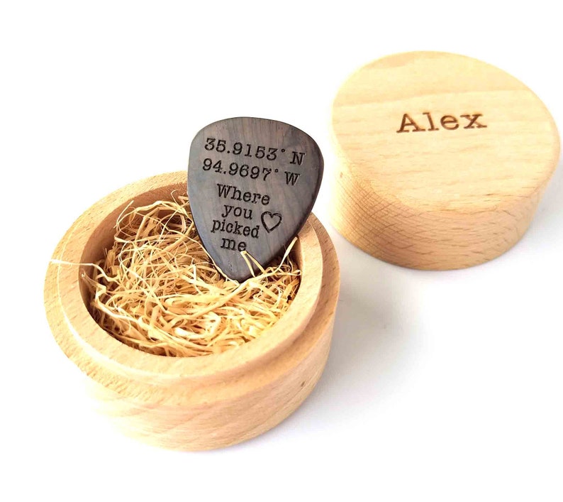 Personnalisé Personnalisé Bois Gravé Guitare Pick Boîte en Bois / Plectre en Bois Musicien Saint-Valentin Cadeau Cadeau de Noël image 3