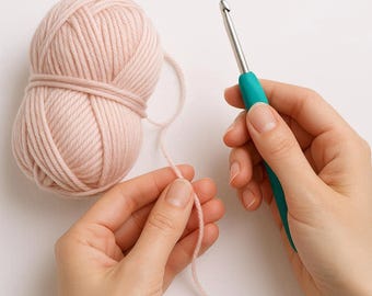 Ergonomic Crochet Hooks with Silicone Handle – Comfortable Grip, Lightweight, Smooth Aluminum Hooks, Multiple Sizes 2-7mm