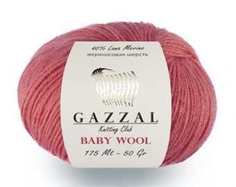 Può includere: Un gomitolo di lana rosa con l'etichetta "GAZZAL Knitting Club BABY WOOL 175 Mt - 50 Gr" e il testo "40% Lana Merino merinoсовая шерсть" sull'etichetta.