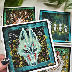 Puede incluir: Conjunto de cinco tarjetas ilustradas con dise&ntilde;os inspirados en la naturaleza. Las tarjetas presentan un lobo, un &aacute;rbol con caras, un grupo de peque&ntilde;as figuras y otros dos dise&ntilde;os inspirados en la naturaleza. Las tarjetas est&aacute;n impresas en papel blanco con un borde negro.