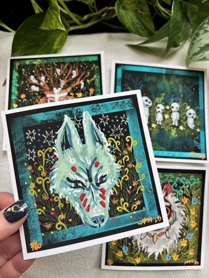 Puede incluir: Conjunto de cinco tarjetas ilustradas con dise&ntilde;os inspirados en la naturaleza. Las tarjetas presentan un lobo, un &aacute;rbol con caras, un grupo de peque&ntilde;as figuras y otros dos dise&ntilde;os inspirados en la naturaleza. Las tarjetas est&aacute;n impresas en papel blanco con un borde negro.
