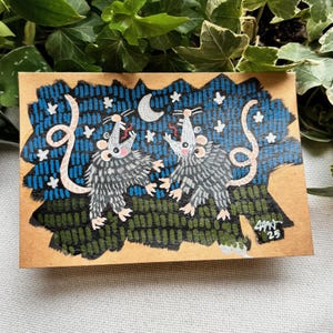 Paire d'opossums | Carte de voeux d'art populaire à la gouache peinte à la main