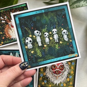 Puede incluir: Un conjunto de seis impresiones ilustradas que representan figuras blancas humanoides con grandes ojos y cabezas en forma de hongo. Las figuras est&aacute;n de pie en un entorno de bosque con follaje verde y flores. Las impresiones est&aacute;n enmarcadas con un borde turquesa.