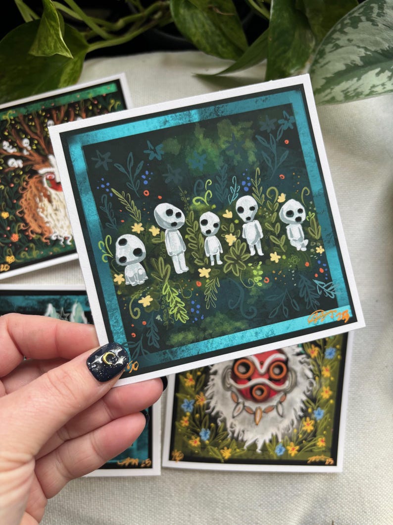 Puede incluir: Un conjunto de seis impresiones ilustradas que representan figuras blancas humanoides con grandes ojos y cabezas en forma de hongo. Las figuras est&aacute;n de pie en un entorno de bosque con follaje verde y flores. Las impresiones est&aacute;n enmarcadas con un borde turquesa.