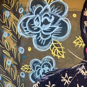 Pu&ograve; includere: Illustrazione astratta con grandi fiori azzurri con contorni bianchi su sfondo scuro. Foglie gialle e piccoli punti blu accentuano il motivo floreale. &Egrave; visibile una forma scura con motivi bianchi a forma di stella.