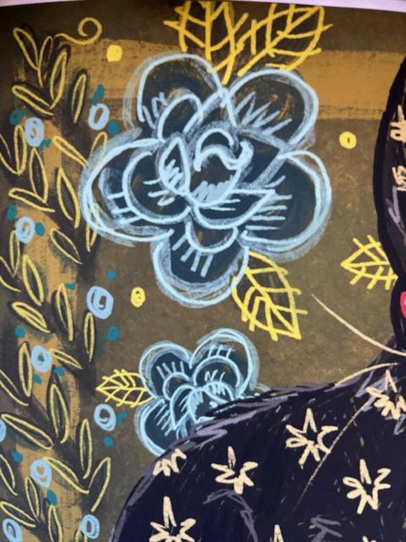 Pu&ograve; includere: Illustrazione astratta con grandi fiori azzurri con contorni bianchi su sfondo scuro. Foglie gialle e piccoli punti blu accentuano il motivo floreale. &Egrave; visibile una forma scura con motivi bianchi a forma di stella.