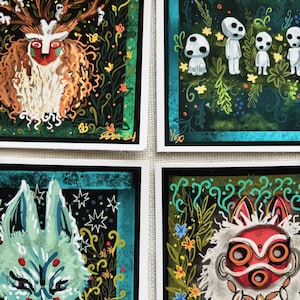 Puede incluir: Cuatro impresiones cuadradas con ilustraciones de personajes de la pel&iacute;cula animada 'La Princesa Mononoke'. Las impresiones est&aacute;n sobre un fondo oscuro con detalles florales y de follaje coloridos. Los personajes incluyen un lobo, un esp&iacute;ritu con cuernos, un esp&iacute;ritu con una m&aacute;scara y un grupo de peque&ntilde;os esp&iacute;ritus.