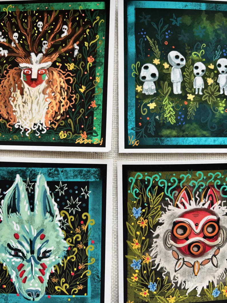 Puede incluir: Cuatro impresiones cuadradas con ilustraciones de personajes de la pel&iacute;cula animada 'La Princesa Mononoke'. Las impresiones est&aacute;n sobre un fondo oscuro con detalles florales y de follaje coloridos. Los personajes incluyen un lobo, un esp&iacute;ritu con cuernos, un esp&iacute;ritu con una m&aacute;scara y un grupo de peque&ntilde;os esp&iacute;ritus.