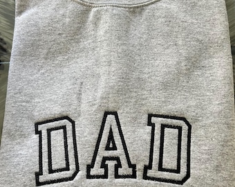 Besticktes Sweatshirt mit Rundhalsausschnitt - Individuelles Sweatshirt - Mama - Papa. Hergestellt