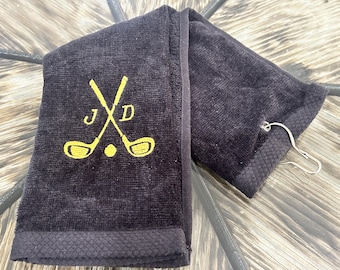 Personalisiertes Golfhandtuch: Besticktes Frottee, dreifach gefaltet – Golfschläger + Initialen