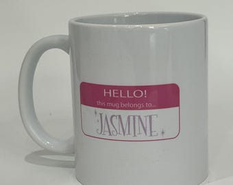 Personalisierter Keramik-Kaffeebecher mit der Aufschrift „Diese Tasse gehört…“ – Geschenk mit Namensaufdruck