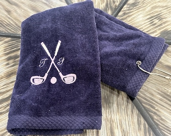 Personalisiertes Golfhandtuch: Besticktes Frottee, dreifach gefaltet – Golfschläger + Ball + Initialen