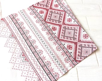 Puede incluir: Funda de cojín de tela blanca con un diseño bordado geométrico rojo y negro. El diseño presenta un patrón repetitivo de diamantes y cuadrados.
