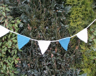 Gehäkelte Wimpelkette / Girlande aus Bändchen-Garn , Blau -Natur Kinderzimmer-Deko, Wohndekoration, Gartendekoration