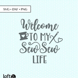 Puede incluir: Bienvenido a mi vida de costura, un diseño de texto gris con una aguja de coser y hilo, una bobina de hilo con un corazón y un corazón.