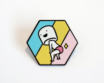 Puede incluir: Un pin de esmalte hexagonal con un personaje de dibujos animados blanco que lleva ropa interior rosa sobre un fondo azul, amarillo y rosa.