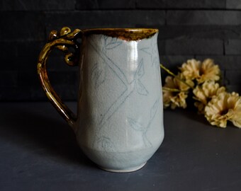 Caneca de cerâmica com estampa floral incrustada feita à mão e alça elegante