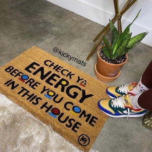 Bekijk YA Energy voordat je dit huis binnenkomt MAT| housewarmingcadeau | Martin thema deurmat | voordeurmat | zwart en trots