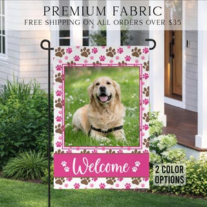 Drapeau de jardin de bienvenue pour animal de compagnie, Drapeau photo personnalisé pour animal de compagnie, Drapeau personnalisé pour animal de compagnie, Cadeau pour nouvel animal de compagnie, Drapeau pour animal de compagnie, Idées cadeau nouvel animal de compagnie, Cadeau de bienvenue pour animal de compagnie, Nouvel animal de compagnie Pink Paw Prints