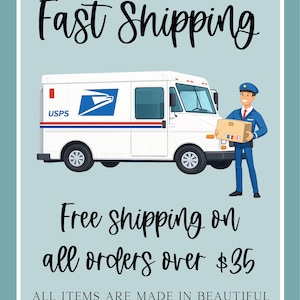 Puede incluir: Una ilustraci&oacute;n gr&aacute;fica que muestra un cami&oacute;n postal blanco de USPS y un cartero con uniforme azul sosteniendo una caja de cart&oacute;n marr&oacute;n. El texto dice: Fast Shipping, Free shipping on all orders over $35, ALL ITEMS ARE MADE IN BEAUTIFUL INDIANA.