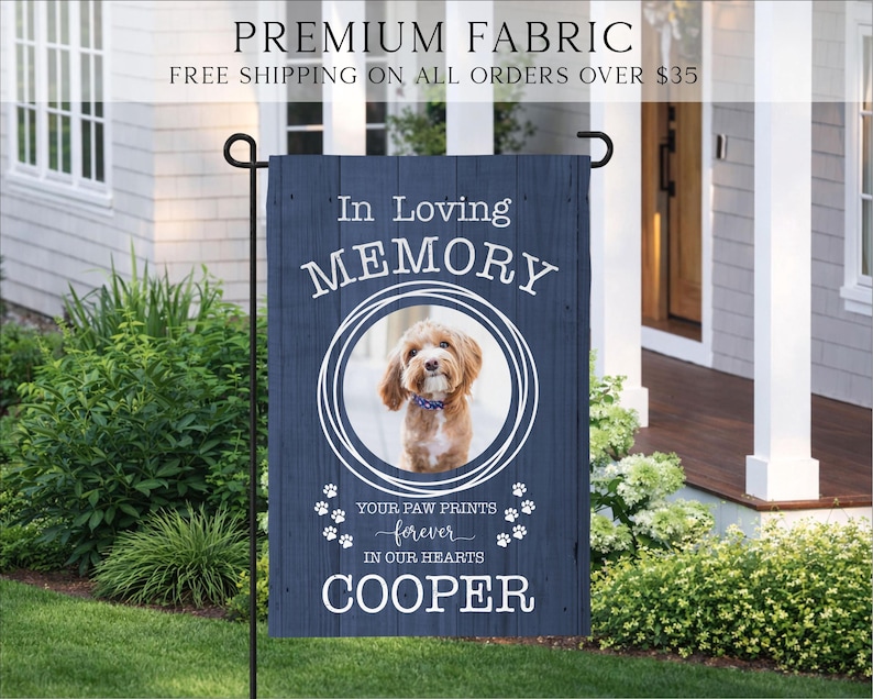Puede incluir: Una bandera de jard&iacute;n rectangular con un fondo de grano de madera azul oscuro. Presenta el texto In Loving Memory, un marco circular que contiene la foto de un perro marr&oacute;n, el texto Your Paw Prints Forever In Our Hearts y el nombre Cooper.