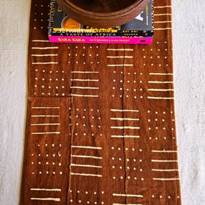 Puede incluir: Un juego de tres tazas de cerámica con un acabado mate moteado. Las tazas son de color crema, gris claro y gris oscuro. Cada taza tiene un diseño simple y minimalista y un asa redondeada.